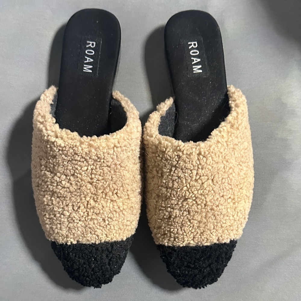 ROAM - NEVER BEEN WORN, Women's Cozy Beige and Black Slippers
